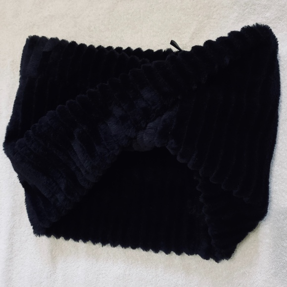 Ann Taylor infinity Faux Fur Scarf - Picture 4 of 10